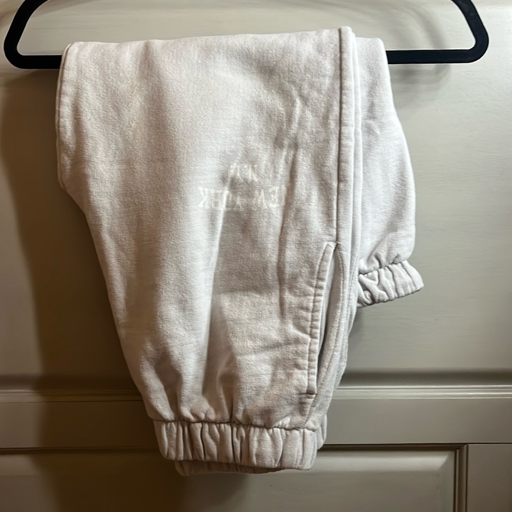 BRANDY MELVILLE LAVENDER NEW YORK SWEATPANTS